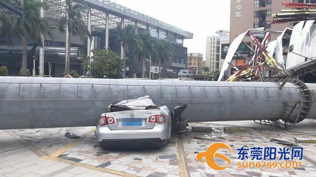 Cột quảng cáo khổng lồ ‘bật gốc’ trong lúc gió mạnh, nhiều ôtô bẹp dí - 3 Cột quảng cáo khổng lồ ‘bật gốc’ trong lúc gió mạnh, nhiều ôtô bẹp dí - 3