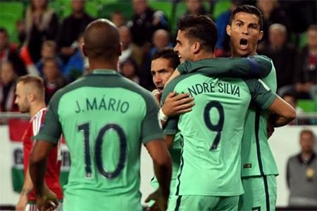 Cử chỉ đẹp của C.Ronaldo với cổ động viên nhí tật nguyền - 2 C.Ronaldo vừa góp công đem về 3 điểm cho Bồ Đào Nha
