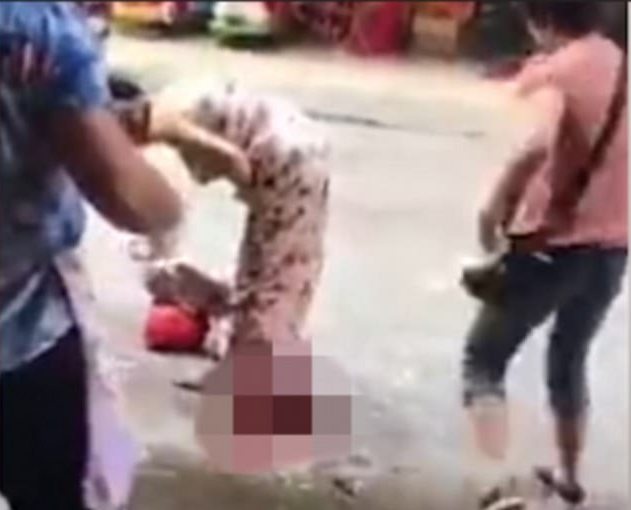 Đang đi giữa đường, sản phụ đứng lại để sinh con rồi bình tĩnh ôm con đi bộ về nhà - 2 Mọi người mang đồ đạc ra trợ giúp nhưng không kịp
