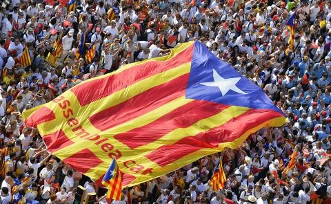 Catalonia đòi ly khai khỏi Marid, kịch bản phân rã châu Âu - 3
Người dân Catalonia giơ cao một lá cờ độc lập nhân Ngày Quốc gia Catalonia.