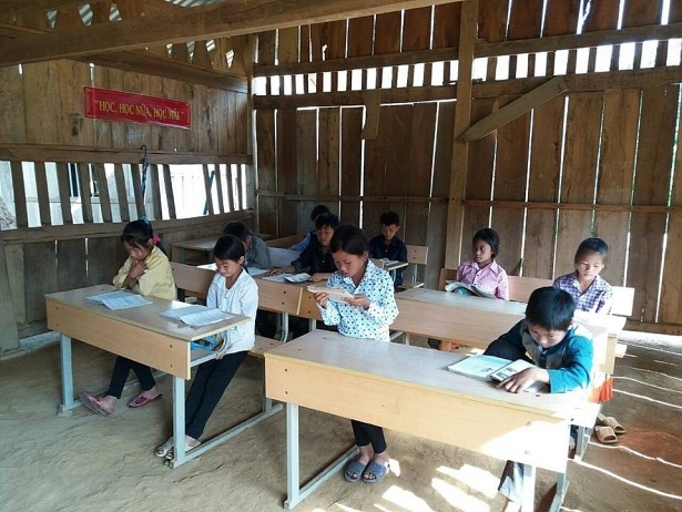 Đằng sau bức ảnh học sinh miền núi ngồi xổm khai giảng gây “bão mạng” - 2 Các em học sinh tại điểm trường Khau Dề trong lớp học bằng vách tre nứa.