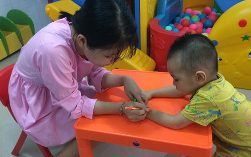 Cô gái song tính và nỗi ám ảnh trận đòn của mẹ - 1
T.T.T.H (trái) từng chịu nhiều trận đòn roi của chính mẹ cô. N.V.C.C
