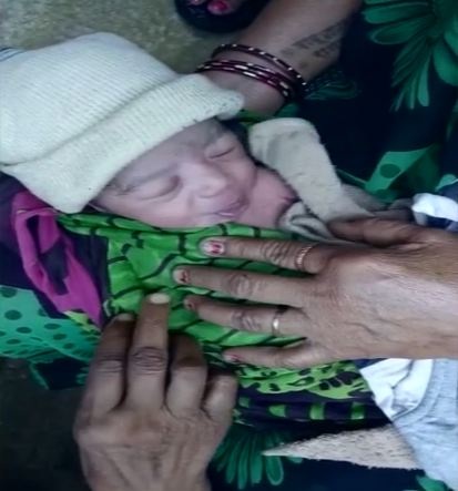 Em bé còn đỏ hỏn bị mẹ bỏ rơi trong ống cống - 2 Được tìm thấy kịp thời, cô bé may mắn sống sót và không gặp vấn đề gì lớn về sức khỏe