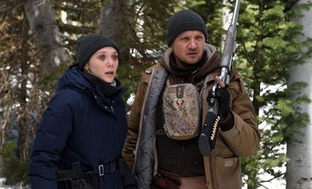 Chán siêu anh hùng, các sao “rủ” nhau làm người thường trên màn ảnh - 2 “Hawkeye” Jeremy Renner và “Scarlet Witch” Elizabeth Olsen từng khiến các tín đồ yêu điện ảnh cảm thấy bất ngờ khi cùng góp mặt trong dự án phim “Wind river”