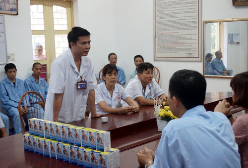 BoniAncol - Gieo niềm tin,tìm hạnh phúc cho người nghiện rượu - 3
TS. Nguyễn Hữu Chiến, Phó GĐ bệnh viện cảm ơn công ty Botania đã quan tâm tặng quà bệnh nhân
