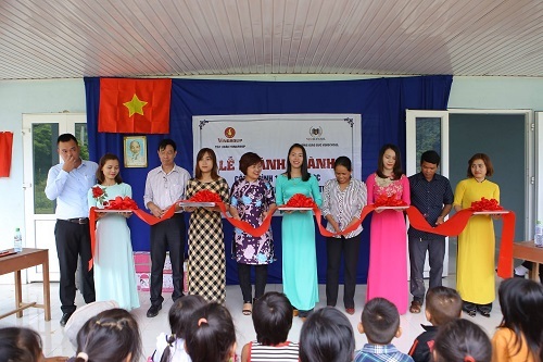 Khánh thành công trình 10 phòng học cho trẻ em nghèo Quảng Trị - 2 Ban giám hiệu Hệ thống Giáo dục Vinschool đã có chuyến công tác tới Quảng Trị, tham gia vào Lễ Khánh thành công trình 10 phòng học được xây dựng từ nguồn ngân sách của Giải chạy vì giáo dục Edurun 2016, chuyến đi có sự đồng hành của các phụ huynh và học sinh Vinschool.