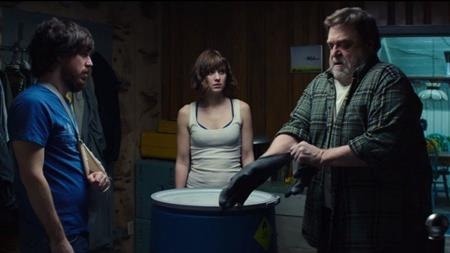 Theo kịch bản gốc mang nhan đề là “The cellar” thì nhân vật nữ chính Michelle đã hạ được kẻ thù và giành được tự do. Sau đó, Michelle đã lái xe đến Chicago để tìm kiếm gia đình nhưng khi đến nơi, Michelle nhận ra cả thành phố đã bị tàn phá một cách bí ẩn. Chuyện phim kết thúc ngay tại đây theo cách khá thiếu điểm nhấn và may mắn là các nhà sản xuất đã thuê Damien Chazelle sửa kịch bản để đem lại cho Michelle một kết thúc hạnh phúc hơn.