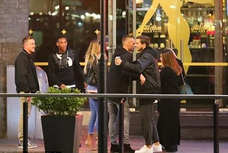 Dàn cầu thủ MU tưng bừng đưa bạn gái đi “quẩy” sau trận thắng Everton - 2 Schneiderlin, một người cũ của MU cũng tham gia cuộc vui
