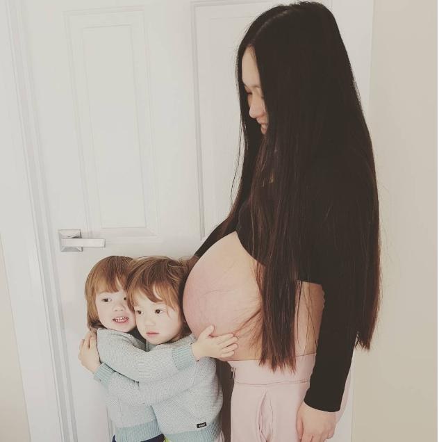Thú vị cặp anh em sinh đôi đón các em gái sinh đôi chào đời - 2 Vì mang thai đôi nên bụng bầu của Sophie to hơn những bà mẹ bình thường