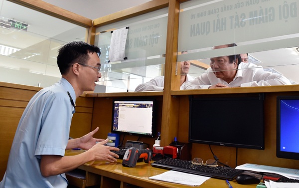 "Có thủ tục là có làm khó, có đánh chén" - 2
Bộ trưởng, Chủ nhiệm VPCP Mai Tiến Dũng kiểm tra thủ tục chuyên ngành hàng hóa xuất nhập khẩu tại Hải Phòng
