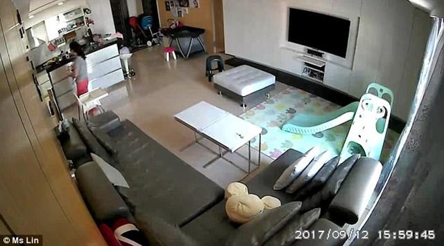 …nhưng sau khi bảo mẫu đưa đứa trẻ vào góc khuất, chai sữa đã hết sạch