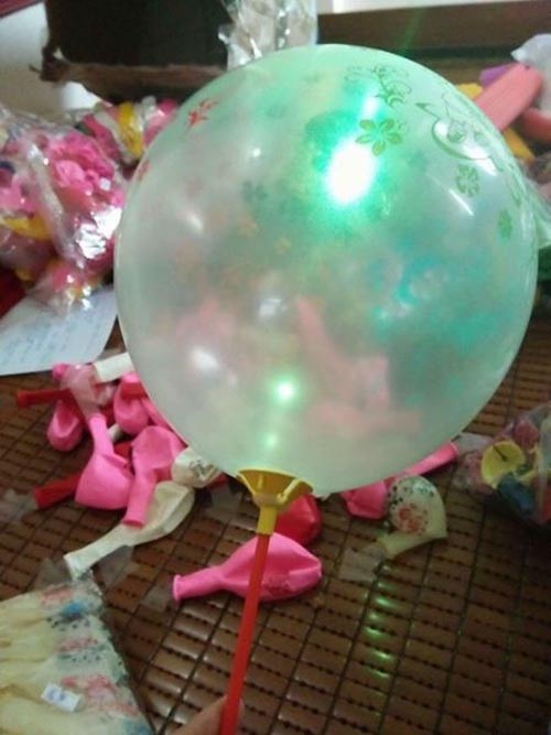 Những món đồ chơi độc, lạ dịp Tết Trung thu năm nay - 2 Trên thị trường mới đây cũng xuất hiện loại bóng bay phát sáng hấp dẫn, được bán tràn lan, với giá chỉ 4.000 đồng/quả.