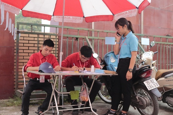 Gặp những người xe ôm đặc biệt nhất Việt Nam - 1 Tình nguyện viên bộ phận xe ôm tập trung từ rất sớm để phân công nhiệm vụ