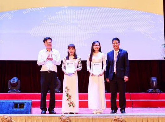 Khoa Quốc tế - ĐHQGHN trao học bổng cho các tân SV, SV xuất sắc - 2 Các sinh viên xuất sắc được nhận học bổng.
