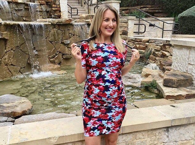 Nữ bác sĩ bất ngờ chuyển dạ trong lúc đỡ đẻ cho bệnh nhân - 2 Cô mới chỉ làm việc ở bệnh viện đại học Iowa từ ngày 1/7/2017