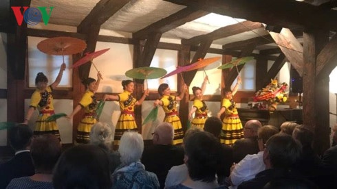 Một góc Việt Nam trong lòng bạn Đức tại thành phố Wernigerode - 3
Màn múa dân tộc Mông.