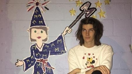 Loạt “cậu ấm, cô chiêu” nhà sao đẹp long lanh vượt cả phụ huynh - 1 Dylan Brosnan chính là con trai của “điệp viên 007” Pierce Brosnan và nhà báo Keely Shaye Smith. Được thừa hưởng ngoại hình long lanh từ bố mẹ nên Dylan sớm gây ấn tượng với sự nghiệp người mẫu và còn dấn thân sang cả làng nhạc.