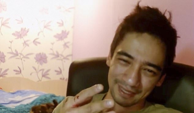 Cho rắn độc cắn rồi livestream cảnh chết dần để xin lỗi vợ - 2 Vừa cười vừa khóc khoe vết rắn độc cắn trên tay