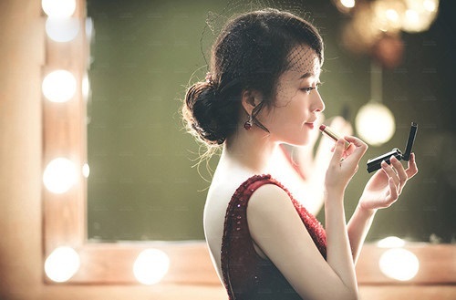 Cái kết của người đàn bà phản bội sao mà cay đắng - 1
Để đẹp như “nàng thơ” trong mắt nhân tình, tôi bắt đầu thay đổi (Ảnh minh họa)