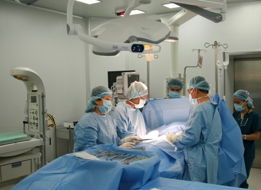 Cuộc đời mới của người phụ nữ từng “mong được chết sớm” - 2 Các bác sĩ Vinmec Central Park đã phẫu thuật thành công để giải phóng khối bướu cho bà Diện