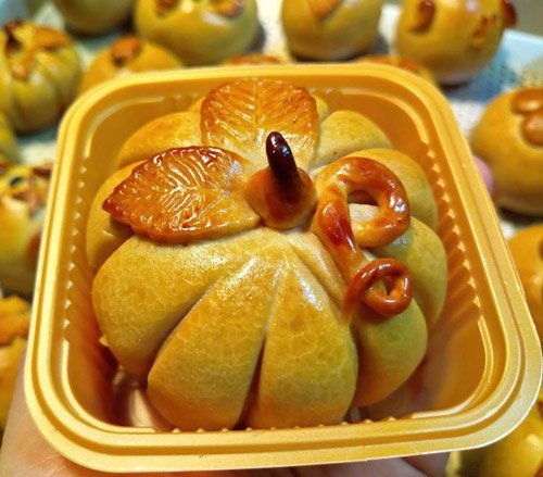 Bánh trung thu độc lạ: Con mê tít, mẹ không tiếc tiền - 2
Bánh nướng nhân thập cẩm, hạt sen, đậu xanh... hương vị truyền thống, bề ngoài như một trái bí ngô thu nhỏ