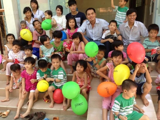 Dành tặng niềm vui tuổi thơ cho trẻ em có hoàn cảnh khó khăn, thiệt thòi - 2
Bên cạnh vật chất, các em cũng rất cần có những sự giúp đỡ về tinh thần