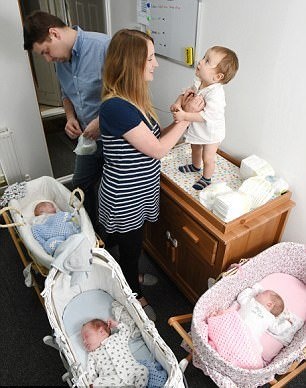Kinh ngạc bà mẹ bị chẩn đoán vô sinh nhưng đẻ luôn "1 năm 4 đứa" - 2
Một góc cuộc sống bận rộn của hai vợ chồng