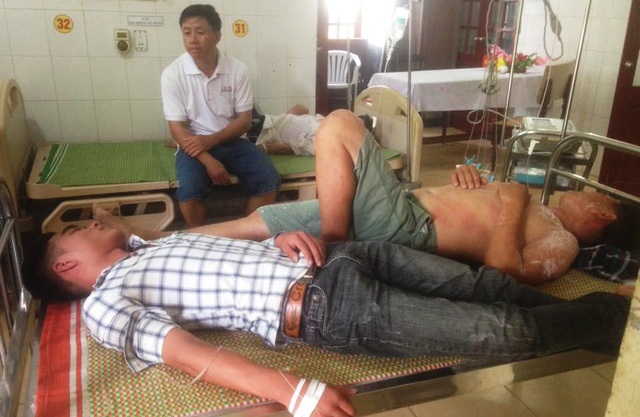 Chọc tổ ong, 20 người nhập viện - 1 Hai học sinh bị ong đốt được điều trị tại Bệnh viện Đa khoa Thanh Chương. Ảnh: TC