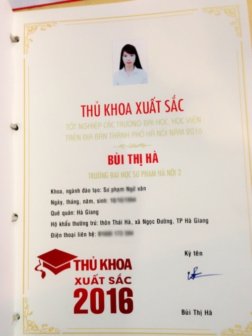 Tâm sự buồn của Thủ khoa Sư phạm ở nhà nuôi lợn, trồng rau - 2 Bằng Thủ khoa xuất sắc ngành Sư phạm Ngữ văn của Bùi Thị Hà.