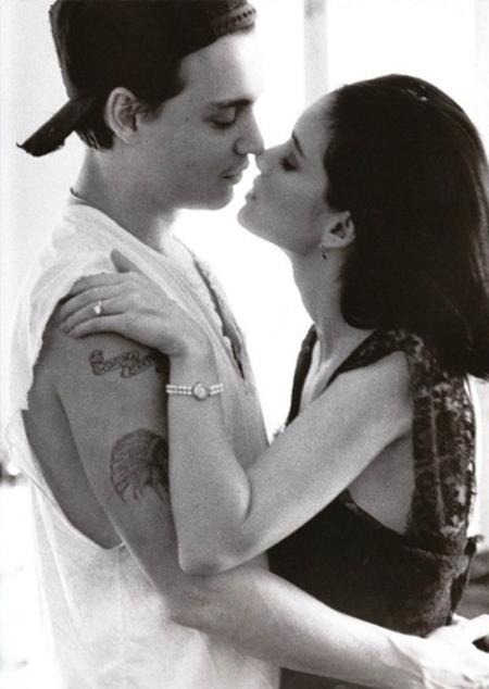 Những hình xăm định tình ấn tượng của các sao - 2 Bắt đầu hẹn hò khi Johnny Depp 27 tuổi còn Winona Ryder mới 18, hai ngôi sao của bộ phim “Edward Scissorhands” chính là đôi tình nhân nổi tiếng nhất thập niên 90 của thế kỷ trước. Johnny Depp và Winona Ryder thậm chí đã đính hôn và chàng “cướp biển” còn xăm dòng chữ “Winona Forever” lên cánh tay như một lời thề nguyền tình yêu. Tuy vậy, chỉ sau 4 năm bên nhau, cả hai lại “đường ai nấy đi” trong sự ngỡ ngàng của các fans hâm mộ và Johnny Depp đã khéo léo chỉnh sửa hình xăm của mình thành “Wino Forever”.