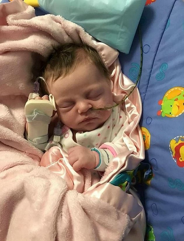Bé sơ sinh quấn màng bọc thực phẩm vì "ruột để ngoài da" - 2 Lúc mới chào đời, Ava-Rose nặng 6 pound 8 oz (hơn 2,9kg)