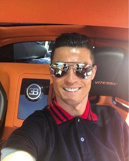Choáng với bộ sưu tập siêu xe hàng trăm tỉ đồng của C.Ronaldo - 2 Chàng cầu thủ siêu sao rất mạnh tay chi tiền cho xe hơi