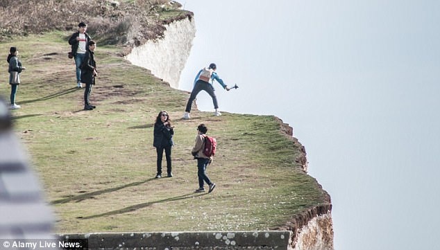 Chết thảm vì nhảy lên chụp ảnh ở mép vách đá đúng lúc gió lớn - 2
Vách đá ở East Sussex thu hút đông đảo du khách tới tham quan mỗi ngày.