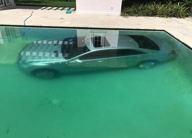 Cay cú vì bị đá, cô gái dìm xe sang của bạn trai tỷ phú xuống bể bơi - 2
Chiếc Mercedes yên vị dưới đáy bể bơi