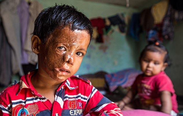 Không cưới được mẹ, trả thù man rợ bằng cách đổ axit lên mặt con - 2 Cậu bé bị bắt cóc trong khi chơi trước sân nhà vào ngày 13 tháng 12 năm ngoái