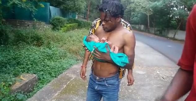 Phát hiện bé sơ sinh bị kiến bu đầy vì cha mẹ bỏ trong thùng rác - 2 Rathore chính là người đã phát hiện đứa trẻ