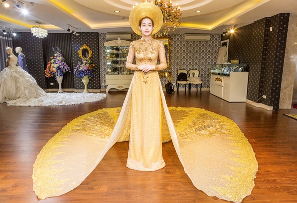Hoa Hậu Hải Dươngsang trọng với trang phục đính 1 triệu viên pha lê - 2
Hoa Hậu Hải Dương được chọn là gương mặt vedette, kết màn trình diễn của Nhà thiết kế họ Lê. Lấy ý tưởng từ văn hóa truyền thống cung đình dân tộc với những họa tiết từ rồng và phụng
