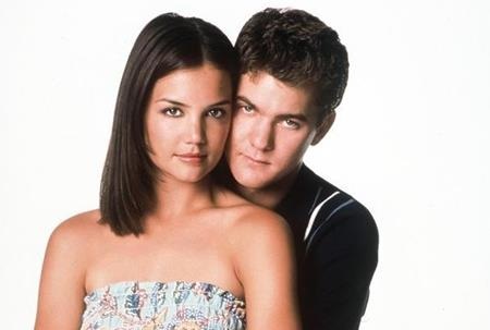 Khi các sao “tình trong như đã, mặt ngoài còn e” - 2 Katie Holmes đã hẹn hò với Joshua Jackson khi cả hai cùng tham gia bộ phim “Dawsons creek”. Và sau này khi nhớ lại, Katie Holmes cũng thẳng thắn bộc bạch rằng đó là tình đầu khó tin và khó mà có thể diễn tả bằng lời được.