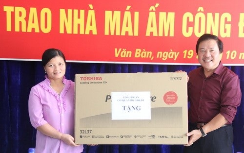 Nữ giáo viên vùng cao được tặng nhà “Mái ấm công đoàn” - 2 Ông Nguyễn Thế Hiệp – Phó Chủ tịch Công đoàn Bộ GD&ĐT trao tặng ti vi của Công đoàn cơ quan Bộ cho cô giáo Bùi Thị Tuyết.