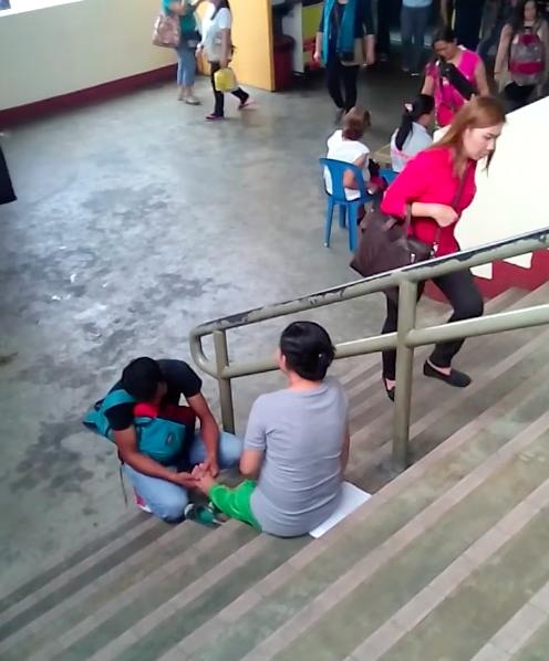 Chồng "soái ca" bóp chân cho vợ giữa chốn đông người làm dân tình điên đảo - 2 Trừ vợ mình, anh không hề để ý tới những người xung quanh
