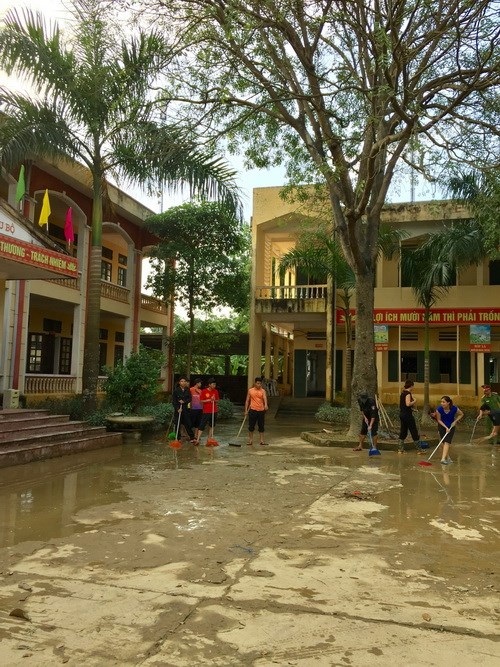 Chương Mỹ: Nước đã rút hết khỏi trường học - 2 Vệ sinh sân trường