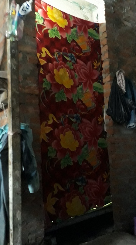 'Chuyện tình ri đô' trong những căn biệt thự bỏ hoang ở Hà Nội - 3 Căn phòng hạnh phúc trong biệt thự ở Văn Phú (Hà Đông) được ngăn với bên ngoài bằng tấm vỏ chăn.