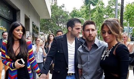 Messi dẫn vợ yêu dự Gala trao giải cầu thủ xuất sắc nhất thế giới - 2 Vợ chồng Messi rất thân thiết với gia đình Fabregas