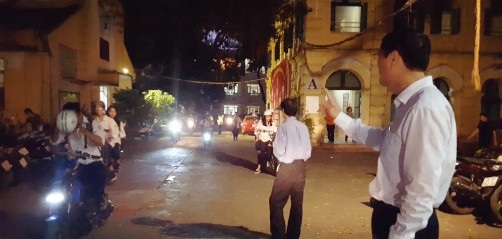 Thầy hiệu trưởng nhiều năm đứng chào học sinh mỗi sớm - chiều - 4 Thầy Bình nhắc nhở học trò dừng lại đội mũ bảo hiểm trước khi đi về.