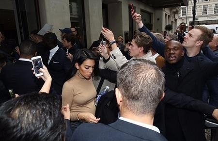 Bạn gái C.Ronaldo bầu bí vẫn tự tin tỏa sáng - 2 Georgina Rodriguez tự tin khoe sắc trước một “rừng” fans