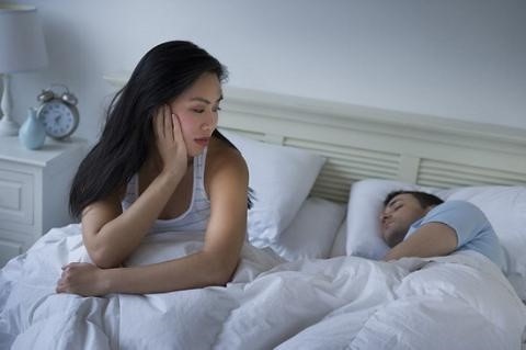 Chồng tát bay vợ xuống đất vì đang yêu vợ ngáy khò khò - 1
Không ít bà vợ bức bối vì chồng chỉ biết sướng phần mình (Ảnh minh hoạ IT)