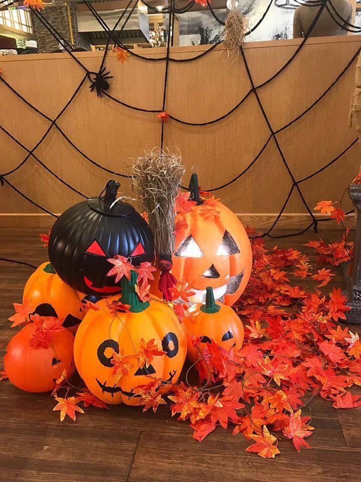Kiếm bội tiền nhờ trang điểm và cho thuê trang phục kinh dị mùa Halloween - 3
Dịch vụ cho thuê đồ và trang trí tại địa điểm cũng đem về cho nhiều người thu nhập tốt dịp Halloween - Ảnh V.Anh.
