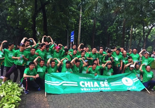 "Tài xế công nghệ" - Nghề không cô đơn - 3 Các đối tác GrabBike chụp hình lưu niệm cùng chương trình
