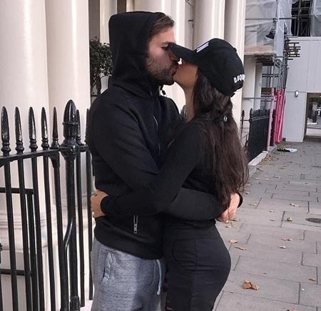 Fabregas công khai “khóa môi” bạn gái hơn 12 tuổi giữa đường phố - 2 Fabregas say đắm “khóa môi” bạn gái