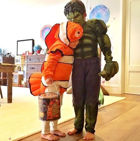 Hai nhóc tì nhà Gisele Bundchen thì lại chọn hoá trang thành chú cá Nemo và người khổng lồ xanh Hulk.